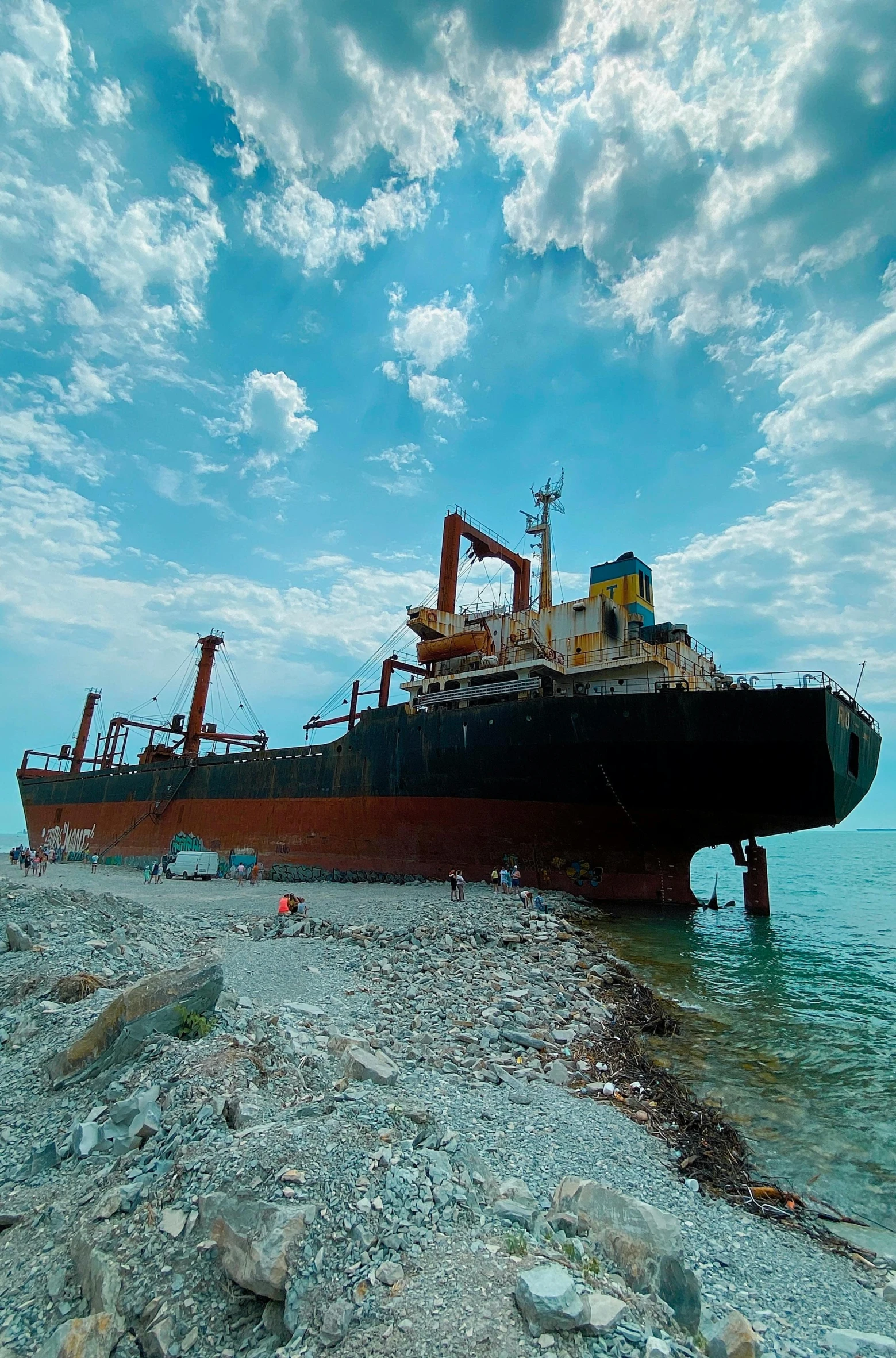 the boat is docked on the shore of the ocean