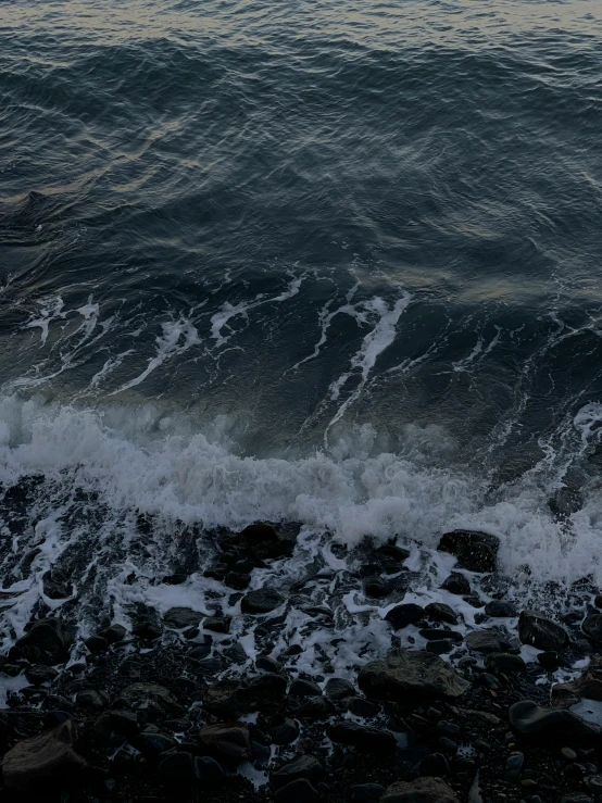 a po of the ocean waves crashing