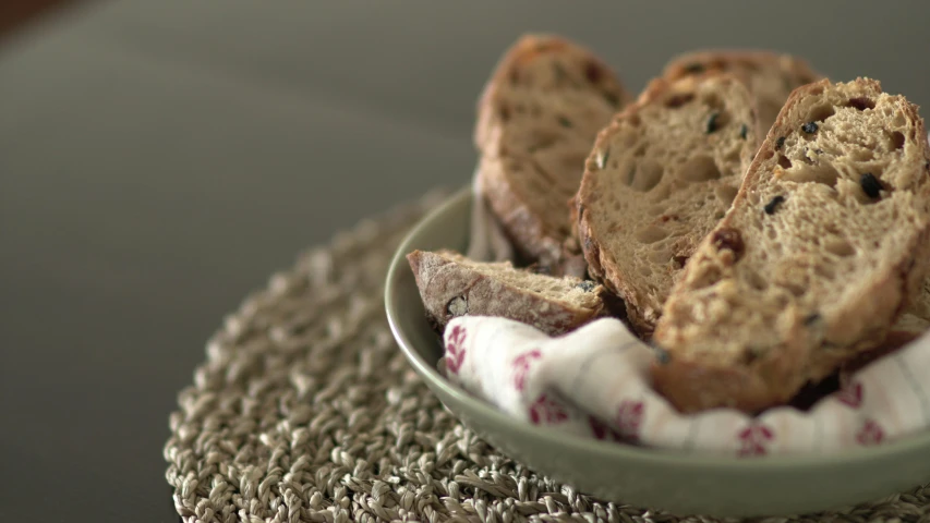 there are three pieces of bread in the bowl