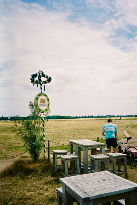 a man who is looking at the sign for the park