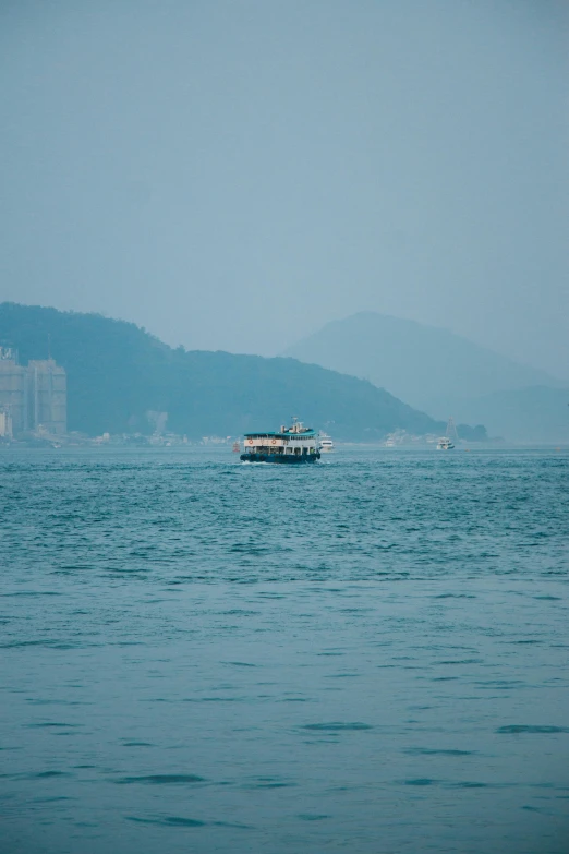 a boat that is in the water near some buildings