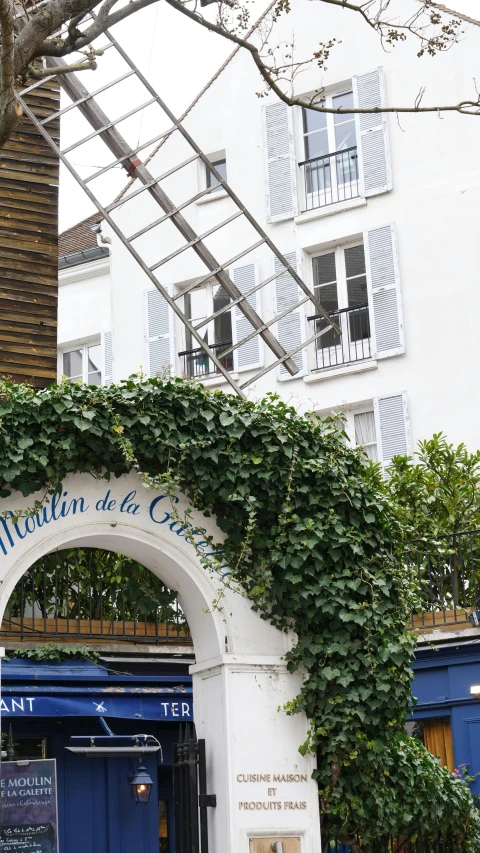 the white archway leading to the outside of a restaurant