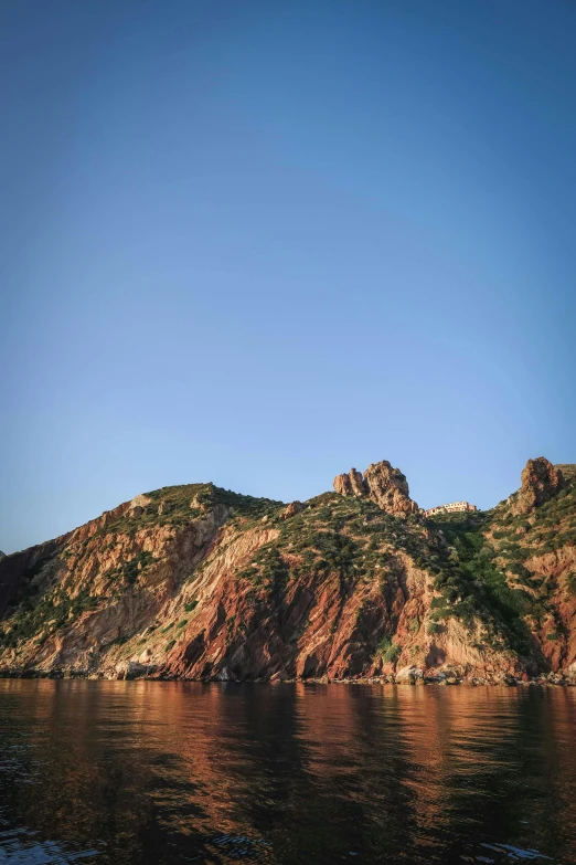 a po of mountains in the water, on a clear day