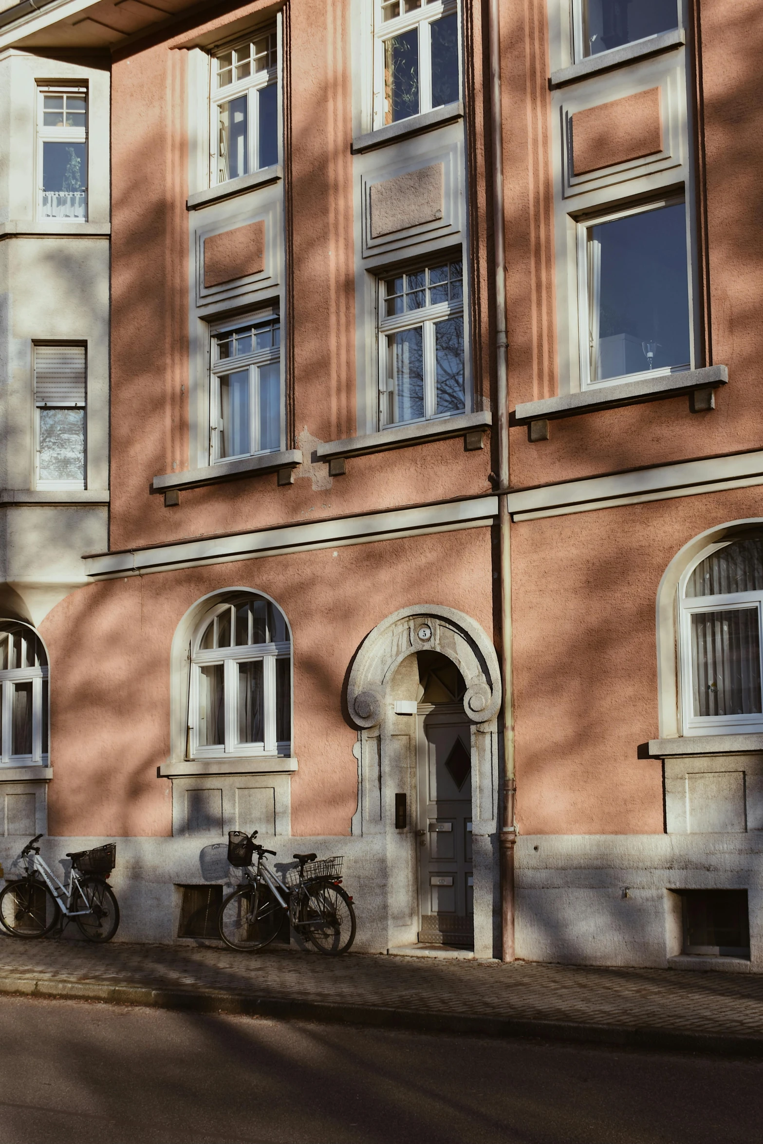 a row of bikes parked in front of a building