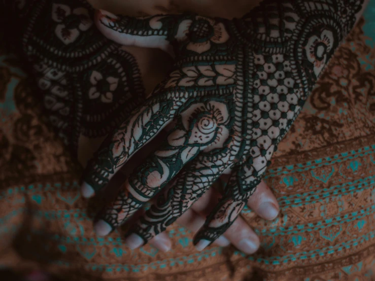 woman's hands displaying hendily pattern on hand