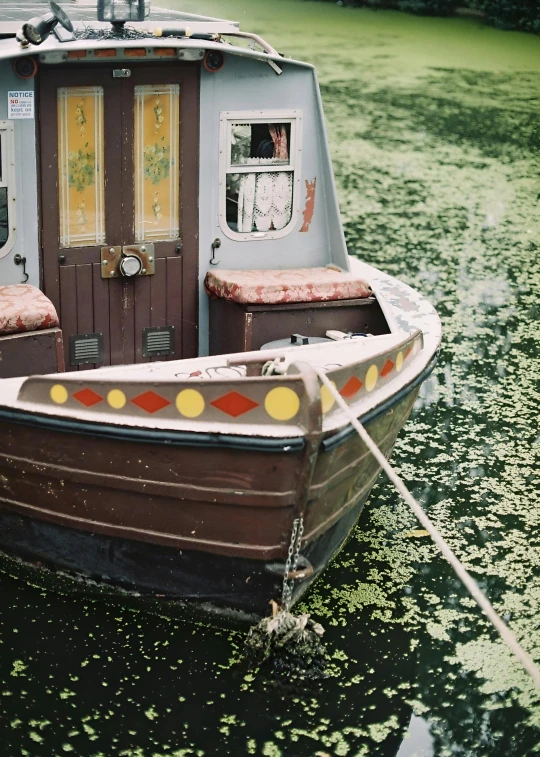 a boat is sitting in the middle of some water