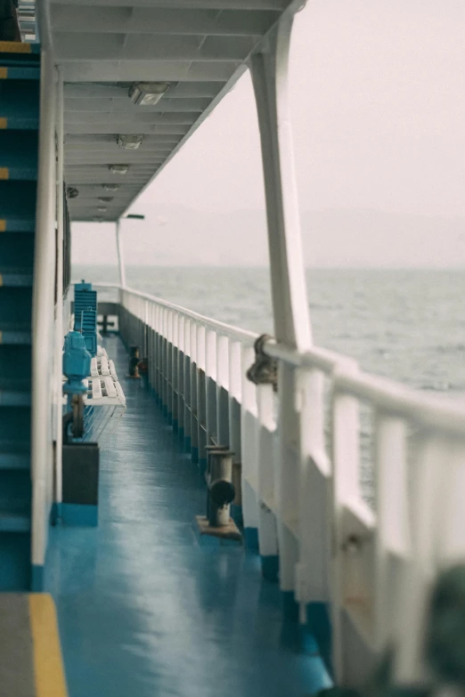 there are two stairs on this ship in the water