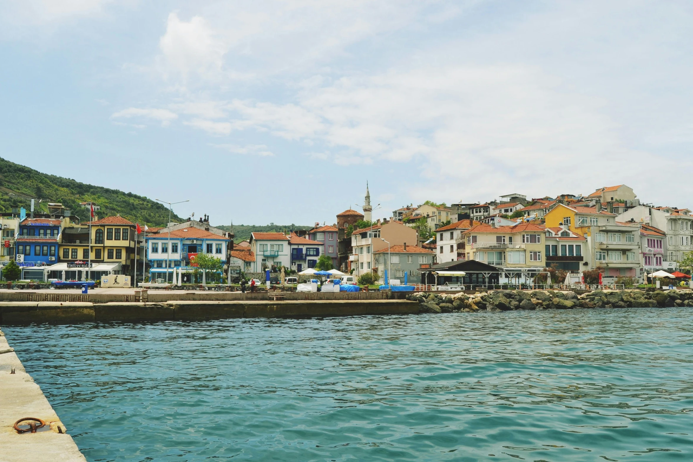 the village by the water has buildings on the shore