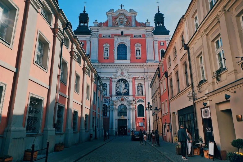 there are many people standing in the alley