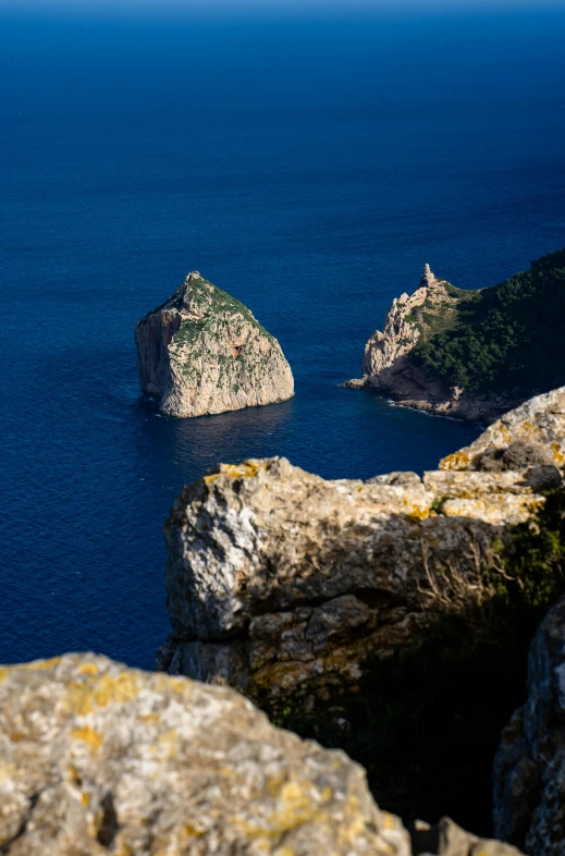 rocks on the side of the ocean near a cliff