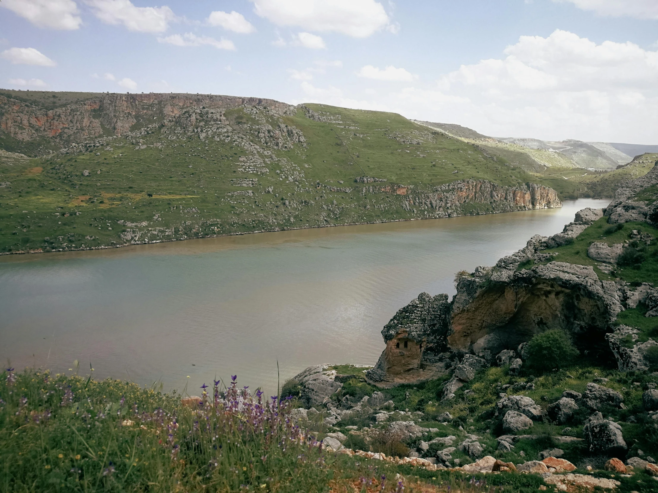 the water is very wide in this mountain range