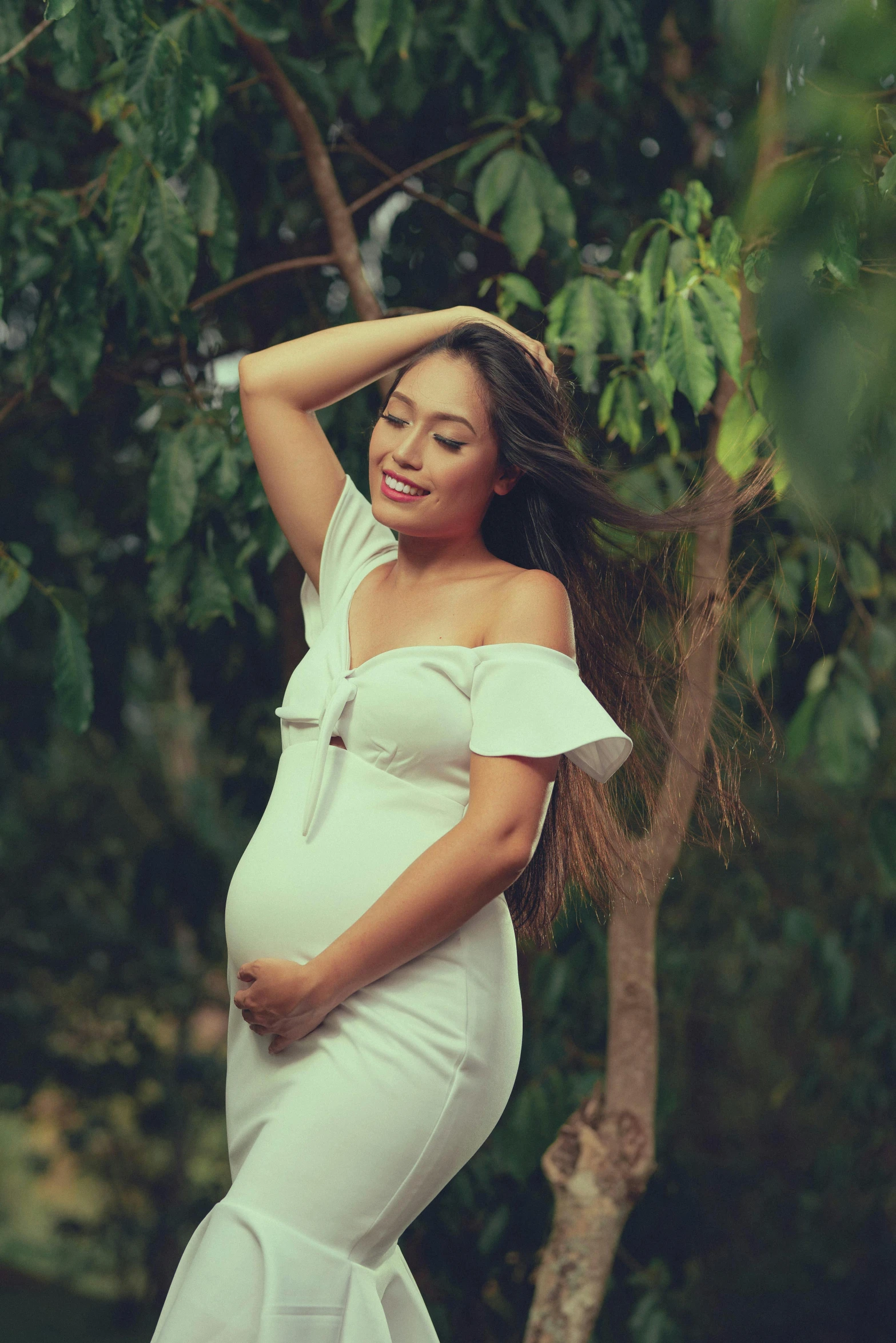 a pregnant woman posing for a pograph