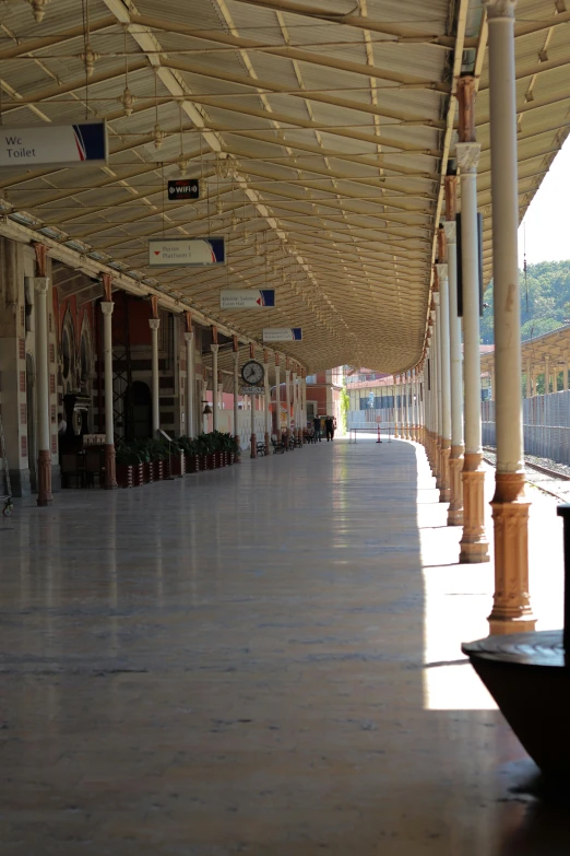 a building with several columns on both sides of it