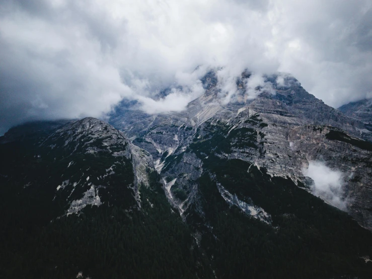 a very pretty view of a mountain in the cloudy sky