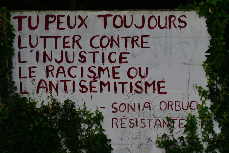 a sign in french with some writing on it
