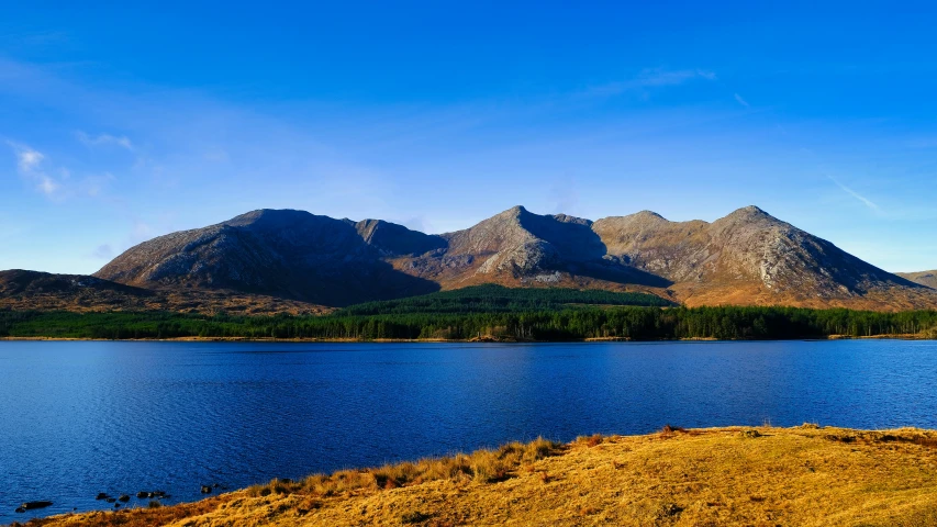 the mountains are all around a lake