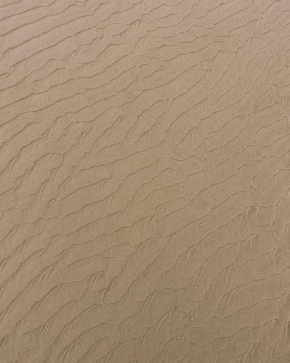 an image of the sand that has wavy lines in it