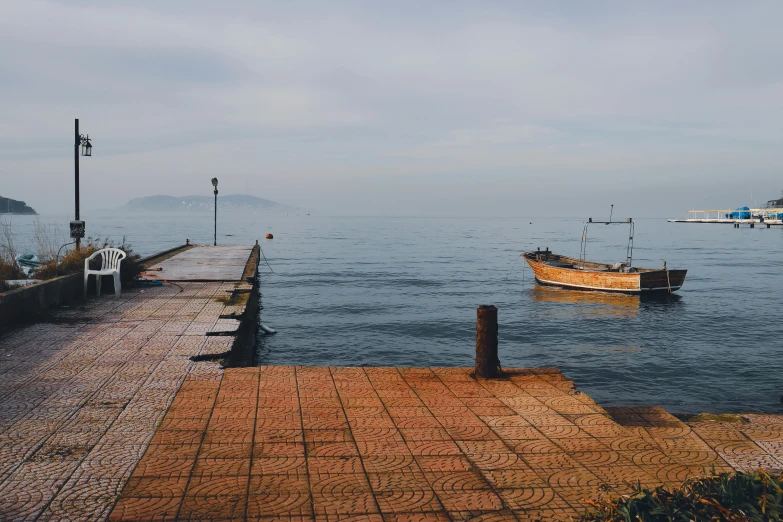 a small boat is sitting on the shore