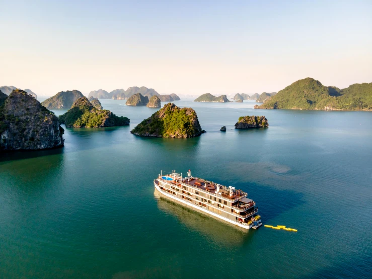 the cruise ship is surrounded by many small islandes