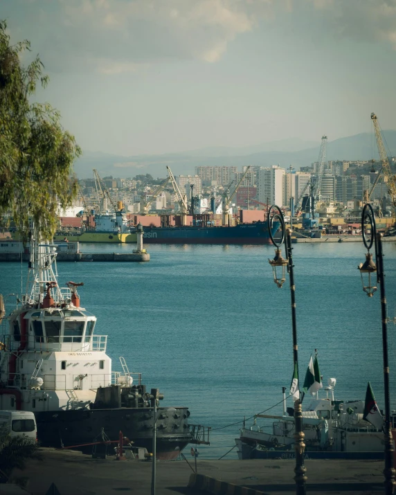 there is a boat that is sitting at the dock