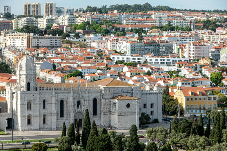 there is a huge building in the city with many windows