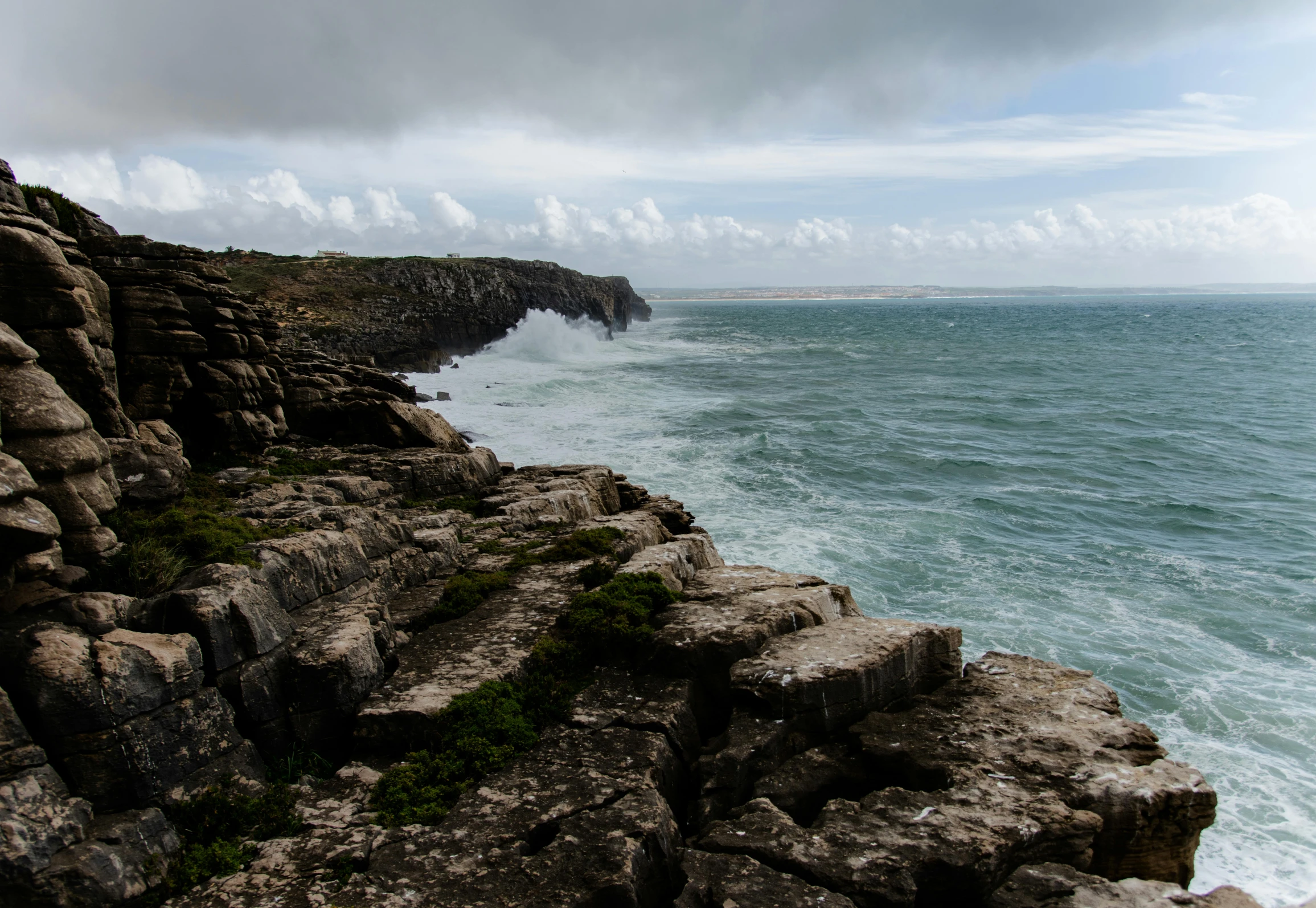 water that is close to the edge of rocks