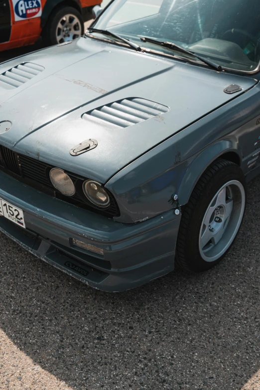 a car is shown in the middle of the parking lot