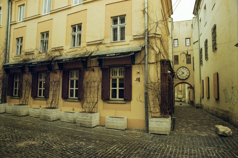 an old building with vines growing around the windows