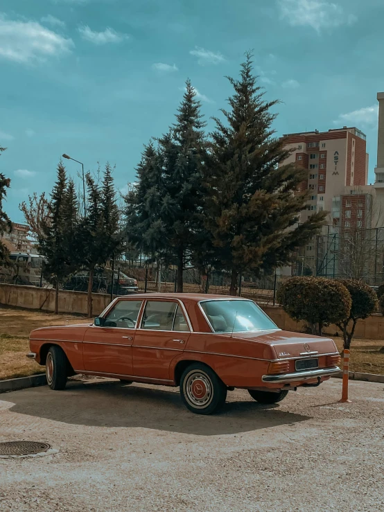 an old fashion car parked near a brick building