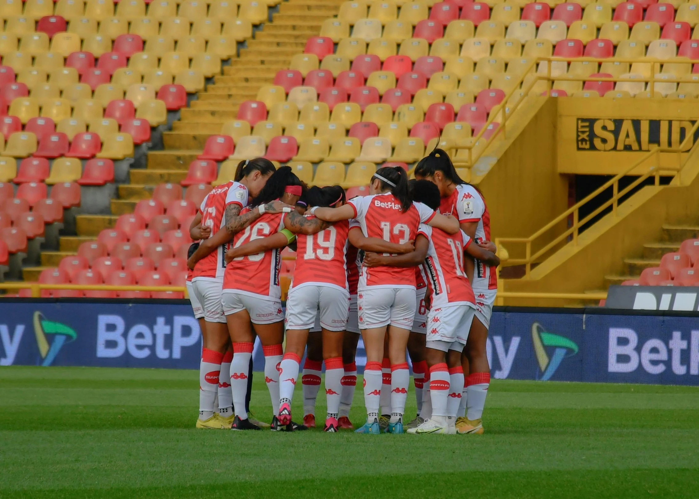 there are several soccer players in a huddle together