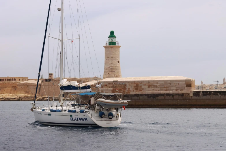 a boat is sailing in the water by some lighthouses