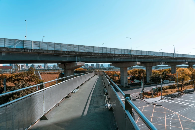 a pedestrian walkway that is near some cars