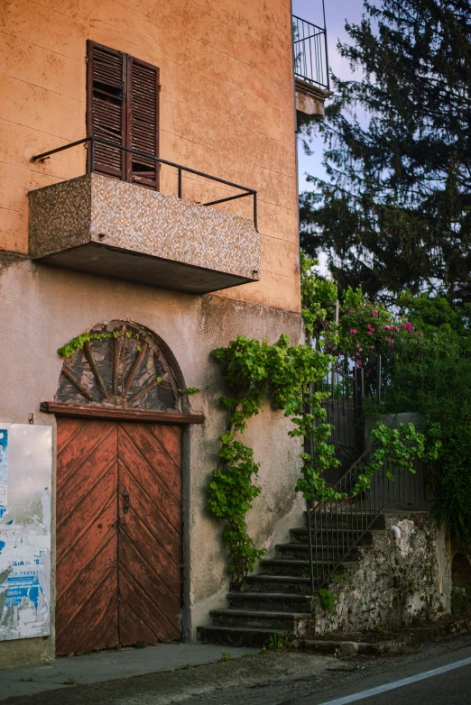 an old building has a brown door on it