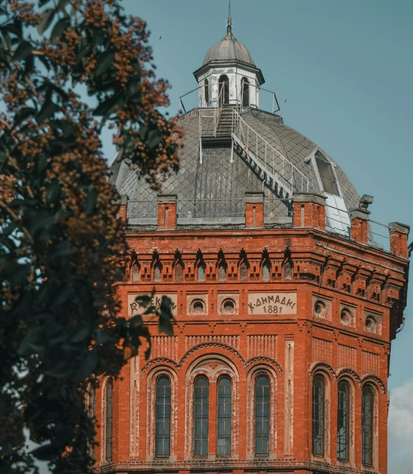 a po of a building in the daytime with a clock on top