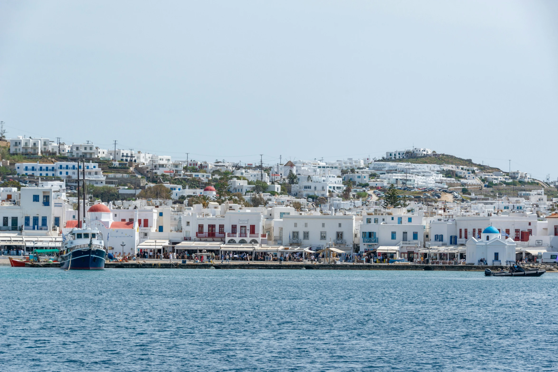 boats and a city skyline are on a clear day