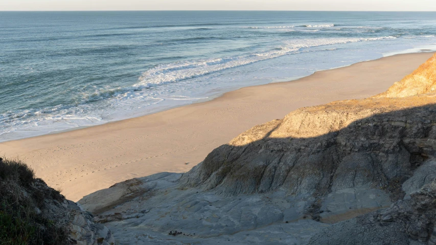 there is a view of the beach from the cliff