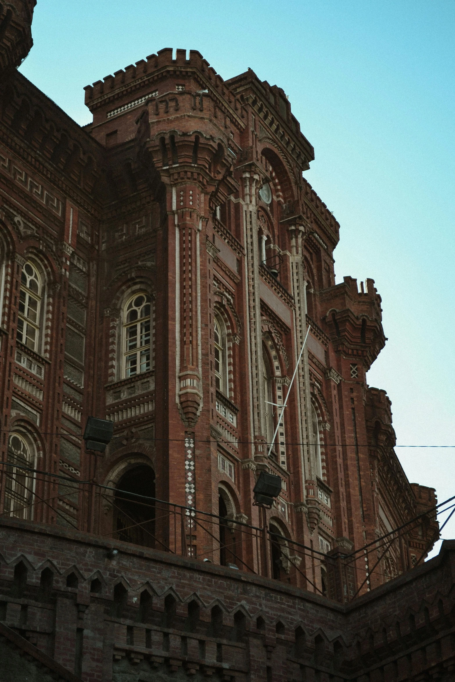 there is a very large building with many windows