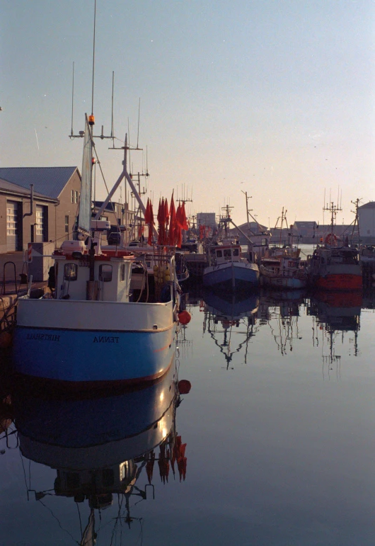 there are many boats in the water, along with buildings