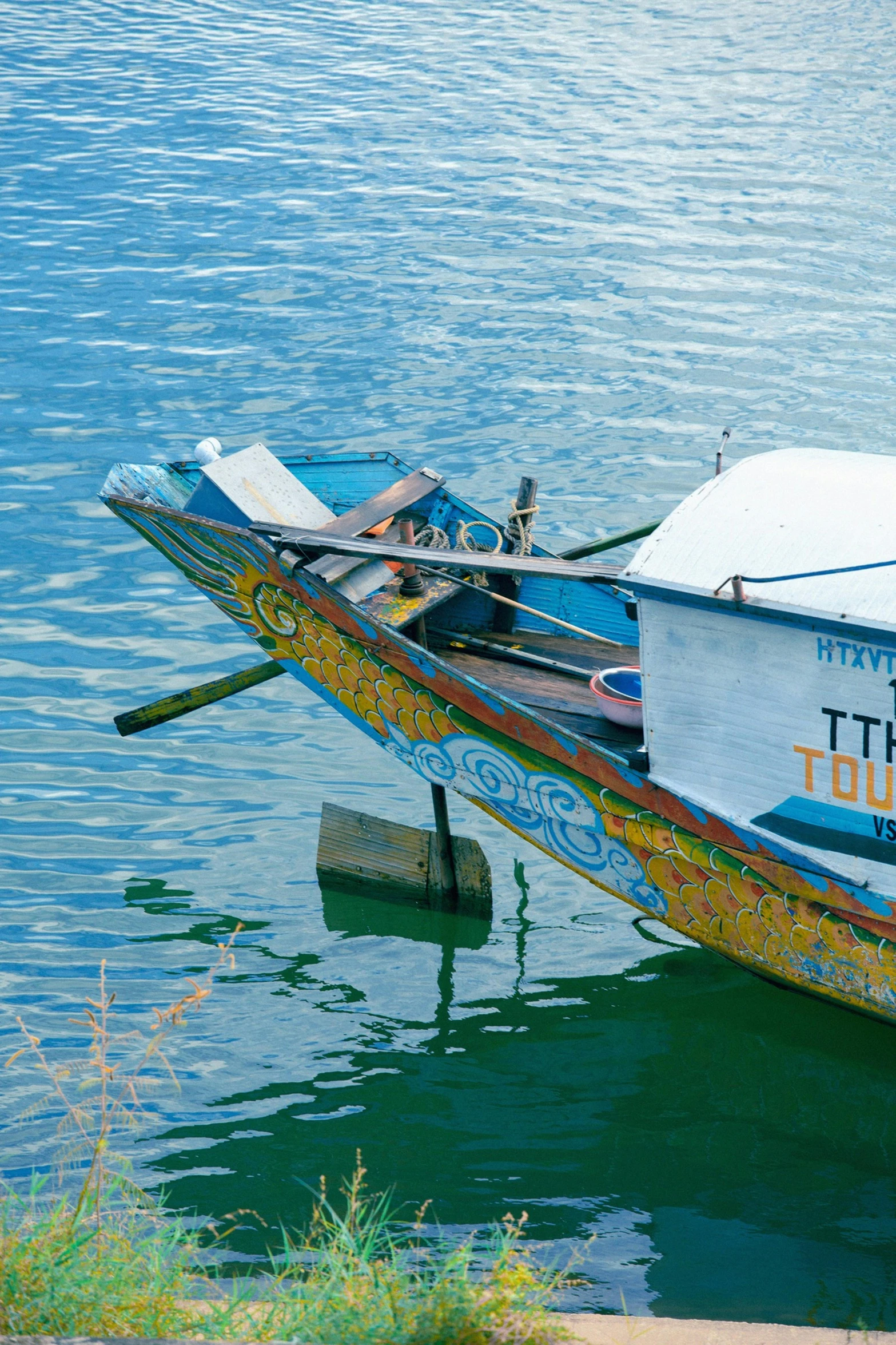 a boat with two oars is sitting in the water