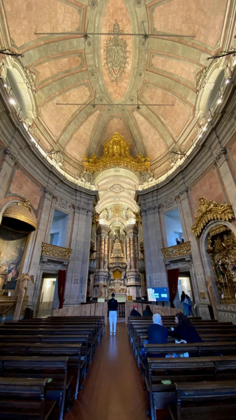 the ceiling of a church filled with pews