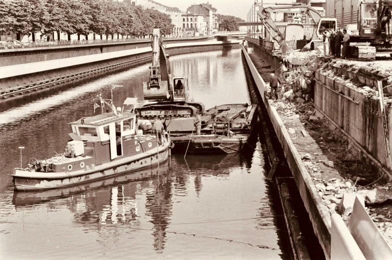 a black and white po of the canal where boats are docked