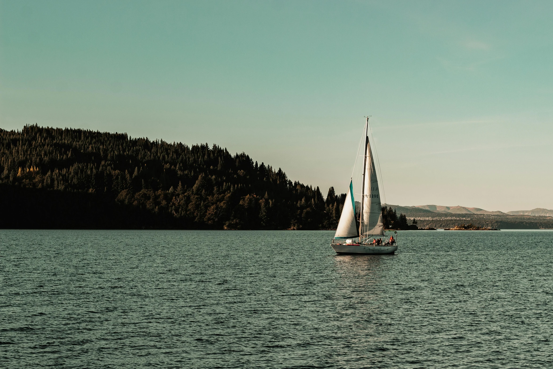 a boat sailing in the middle of the lake