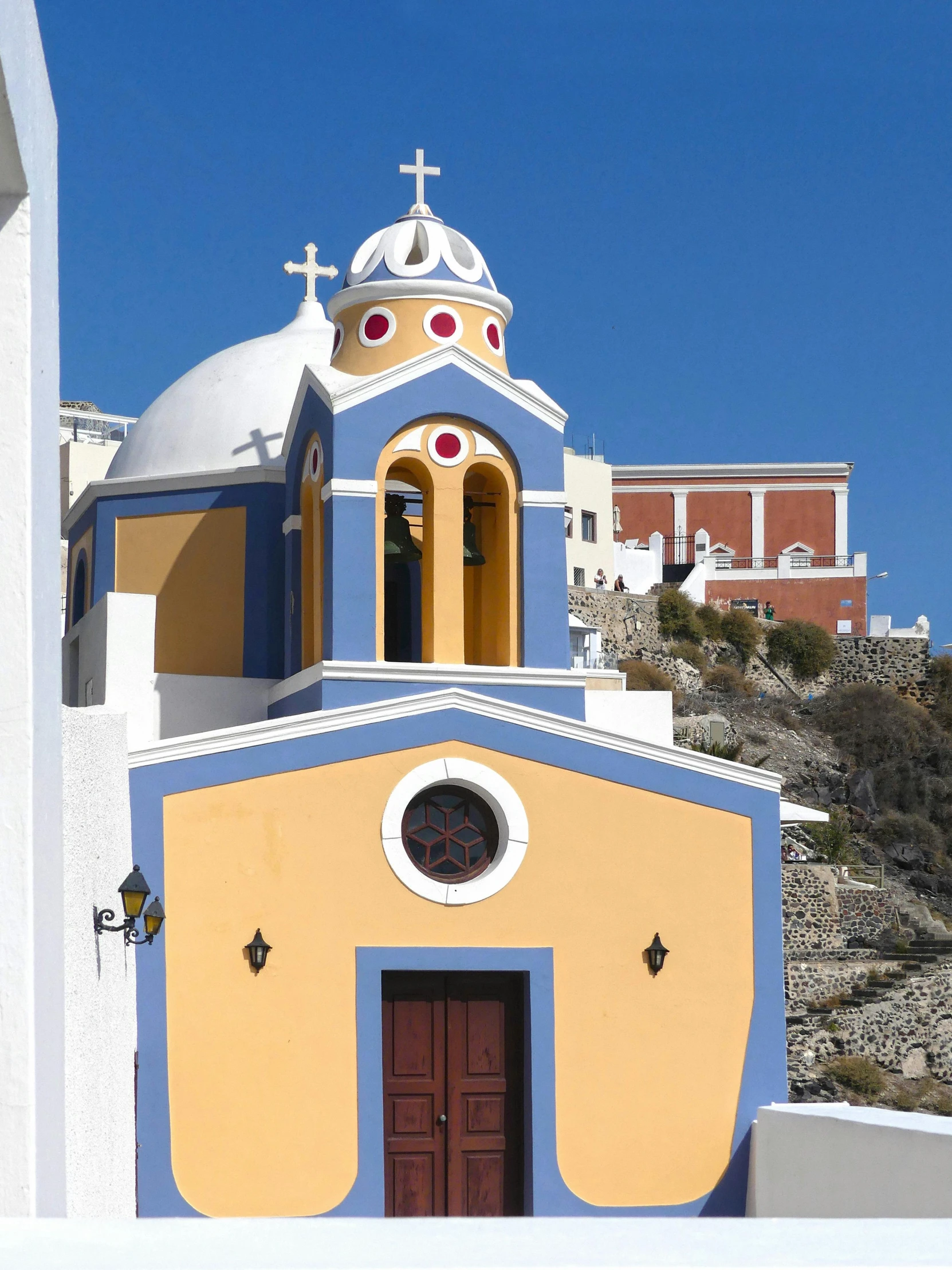 the front of a small white church with colorful architecture