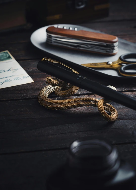 a black pen sitting next to a table