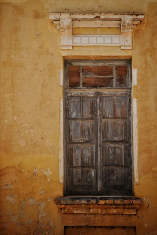 a window sitting below an arch next to a wall