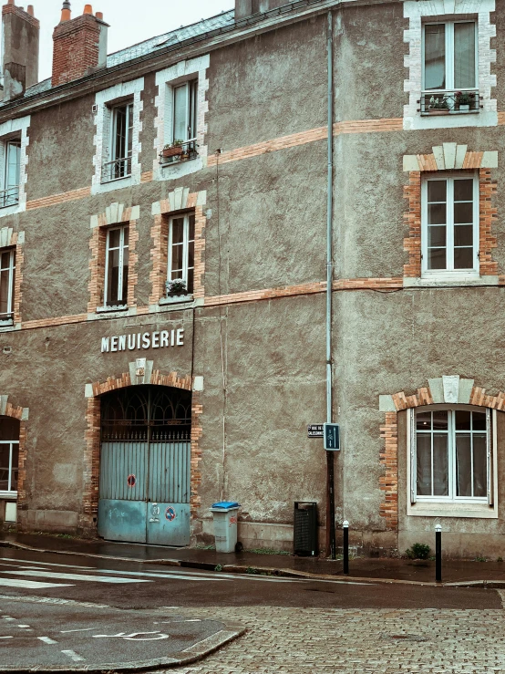 an old building that has the word enniss de saint