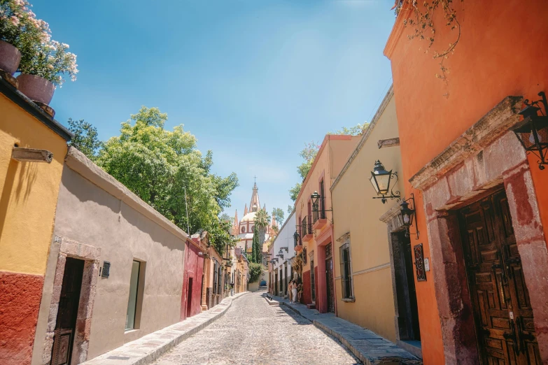 the sun shines on a city street in the afternoon