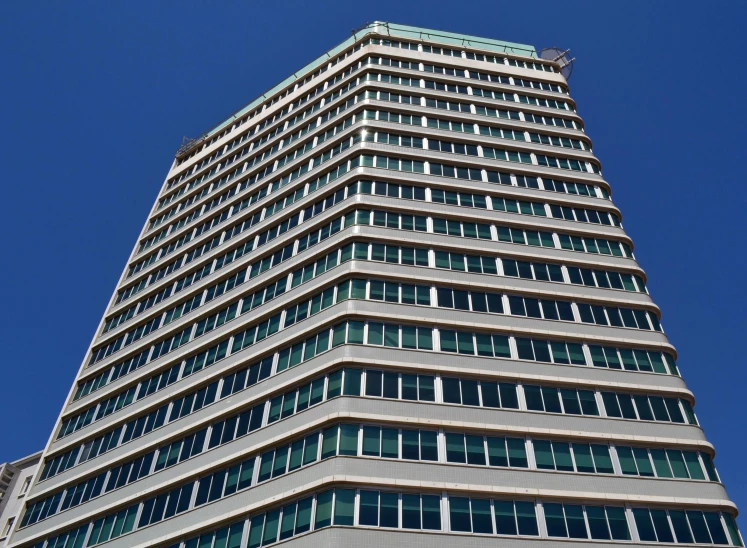 the top of an apartment building with many windows