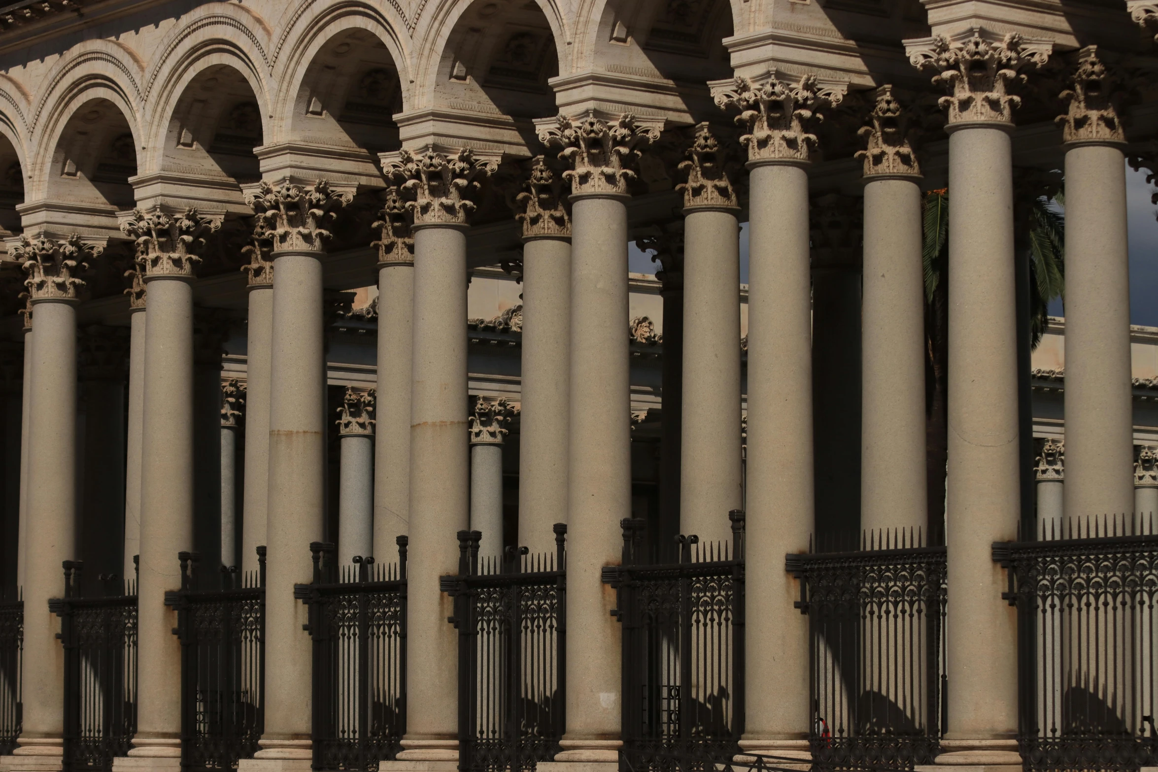 a tall stone building with lots of columns