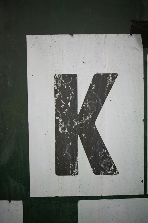 the k symbol is painted on a white plate